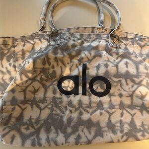 ALO Yoga Women's Gray and Cream Tote Bag